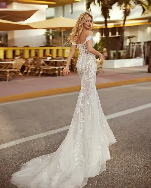 foto noiva usando vestido praia mostrando as costas