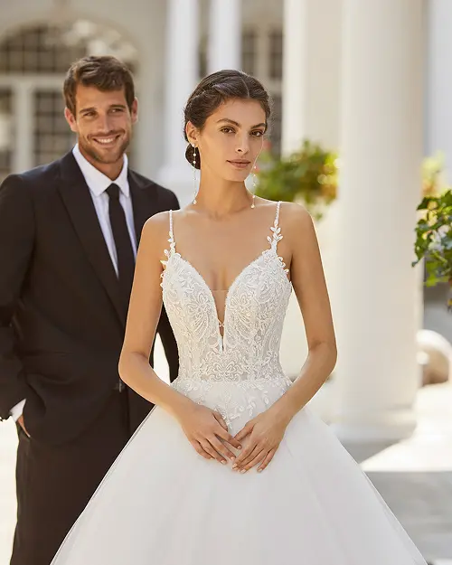 imagem modelo usando vestido princesa clássico